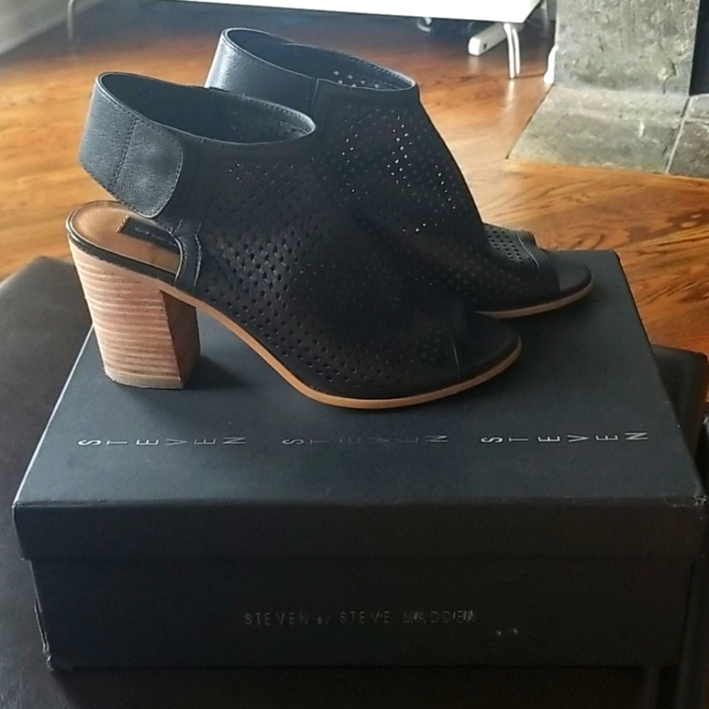 Steve Madden Suzy black peep toe ankle booties